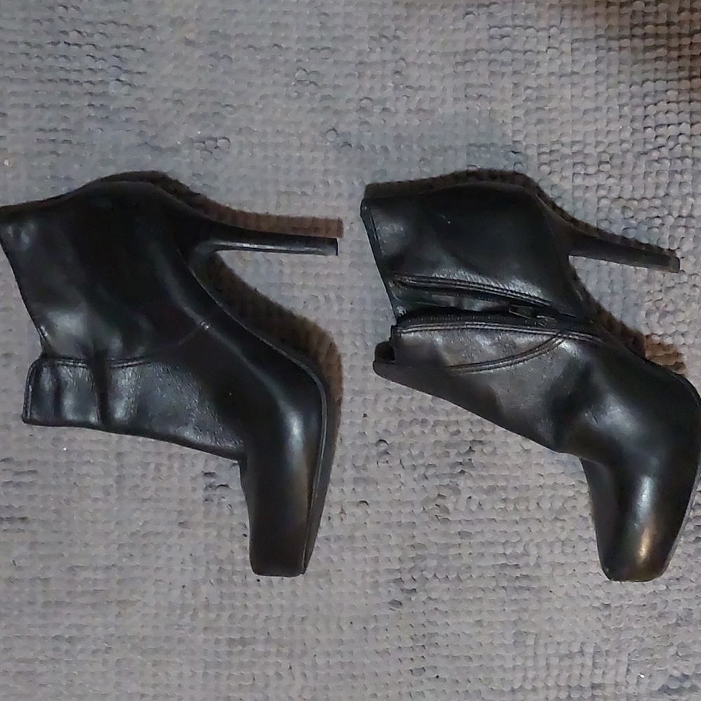 Blk leather booties